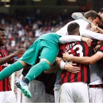 I calciatori del Milan esultano dopo un goal.
