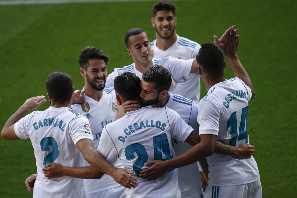 Dani Ceballos,  festeggiato dai compagni del Real Madrid