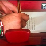 Il braccialetto #acmilan al momento della firma di Salvini