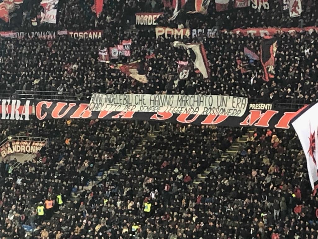 La Curva Sud rossonera omaggia Ancelotti