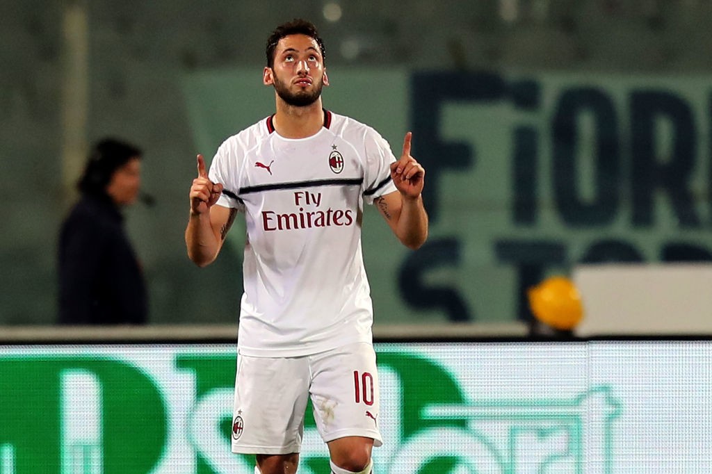 Calhanoglu sempre più in bilico: con due acquisti lascerebbe Milanello