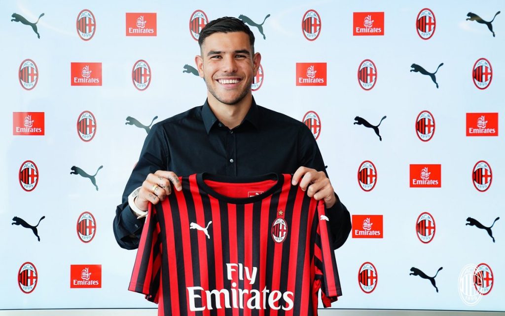 Hernandez con la maglia rossonera alla conferenza di presentazione