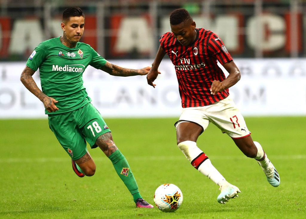 Leao in azione contro la Fiorentina