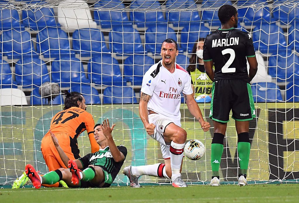 Ibra esulta dopo il gol al Sassuolo