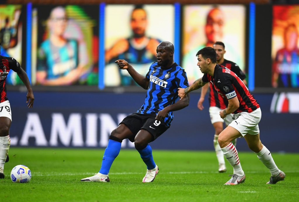 Romagnoli del Milan cerca di fermare Lukaku dell'Inter