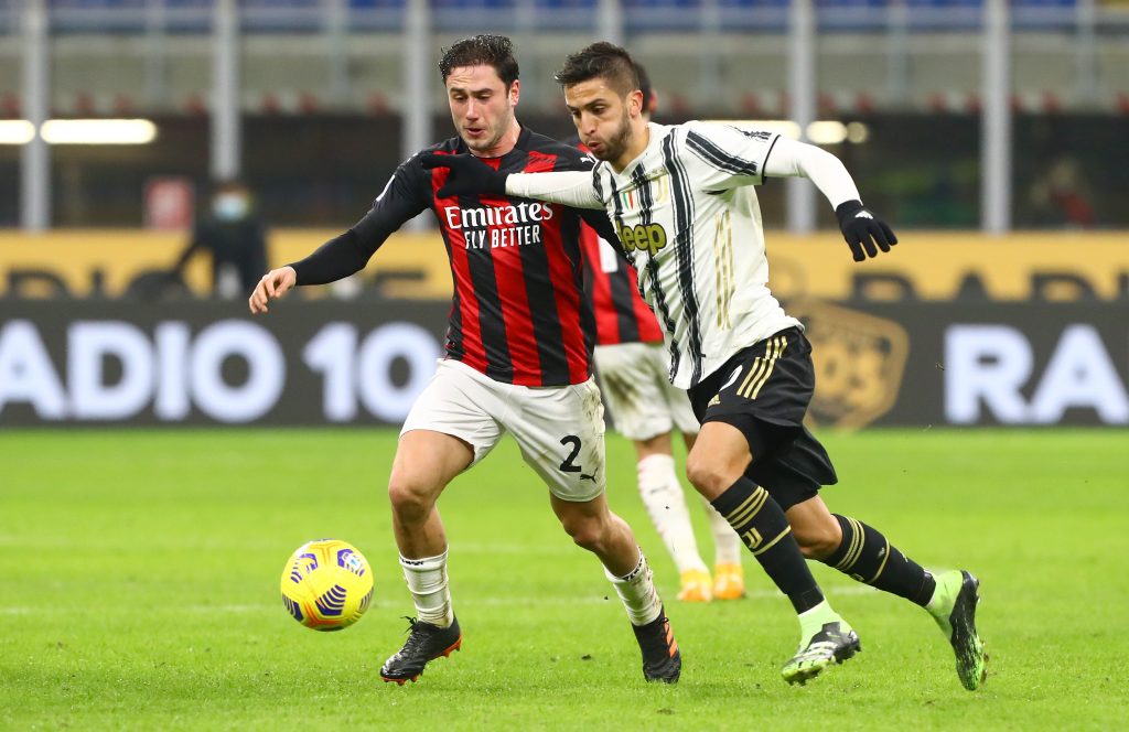 Contrasto fra Rodrigo Bentancur della Juventus e Davide Calabria del Milan