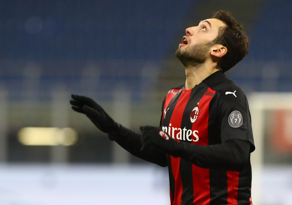 Hakan Calhanoglu con la maglia del Milan