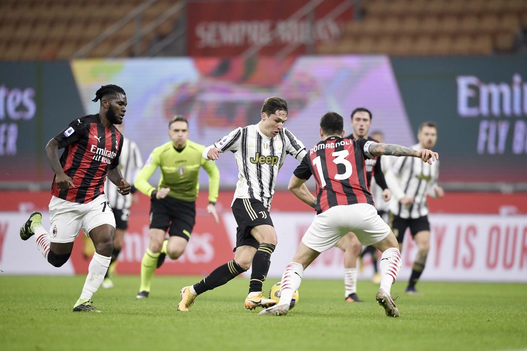 Un'azione di Milan-Juventus sorvegliata dall'arbitro Irrati