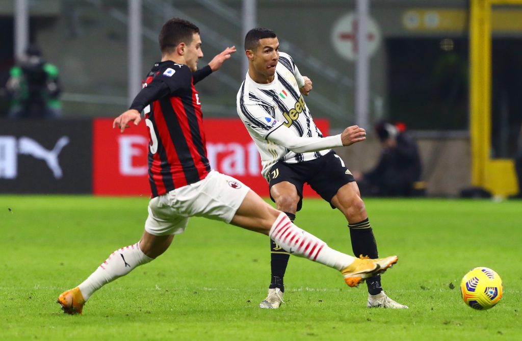 Diogo Dalot del Milan a contrasto con Cristiano Ronaldo della Juventus