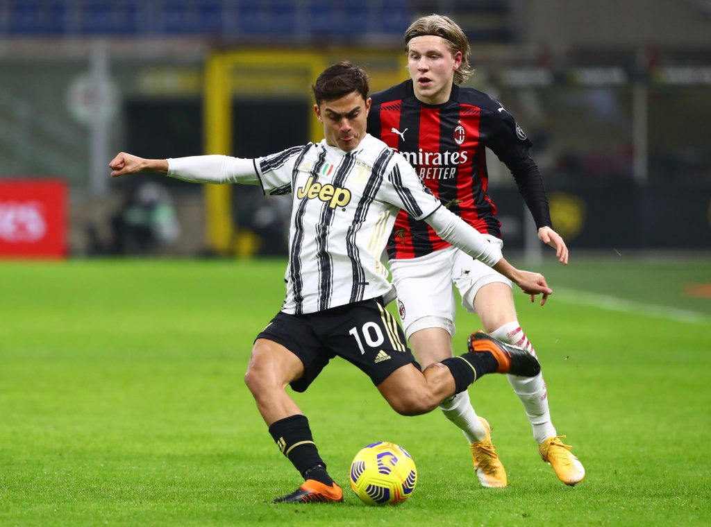 Dybala della Juventus in azione sotto lo sguardo di Hauge del Milan
