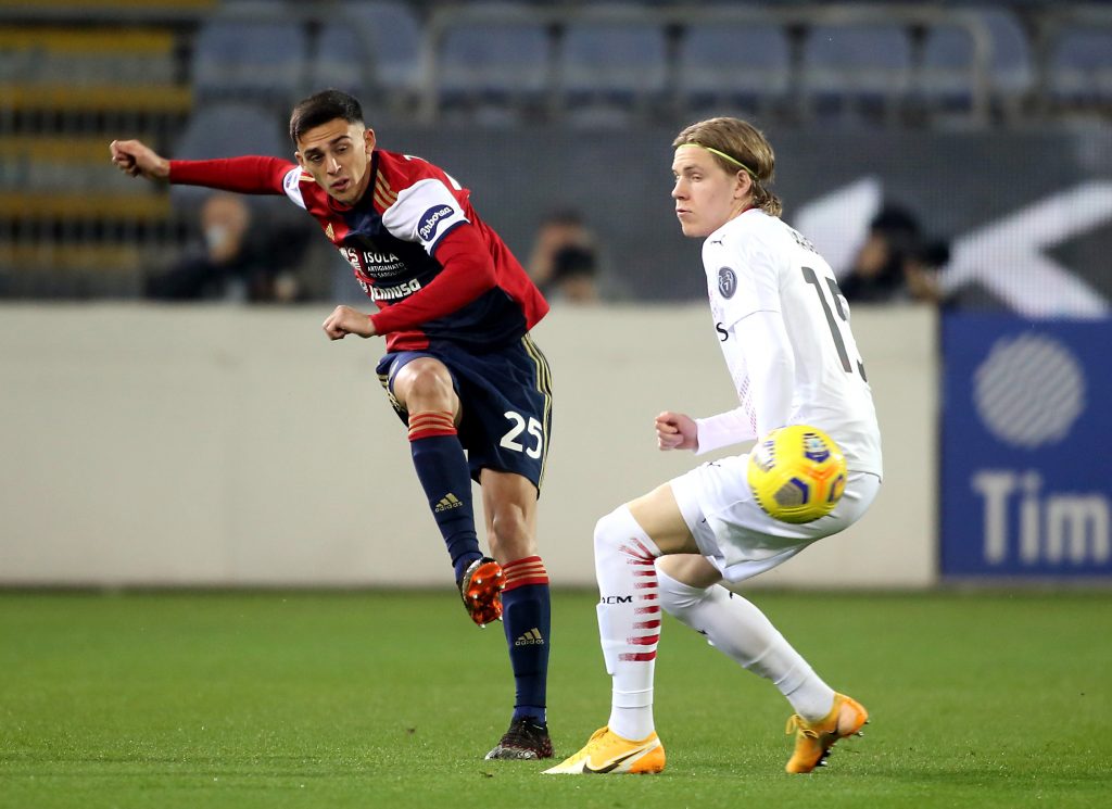 Hauge in azione contro il Cagliari