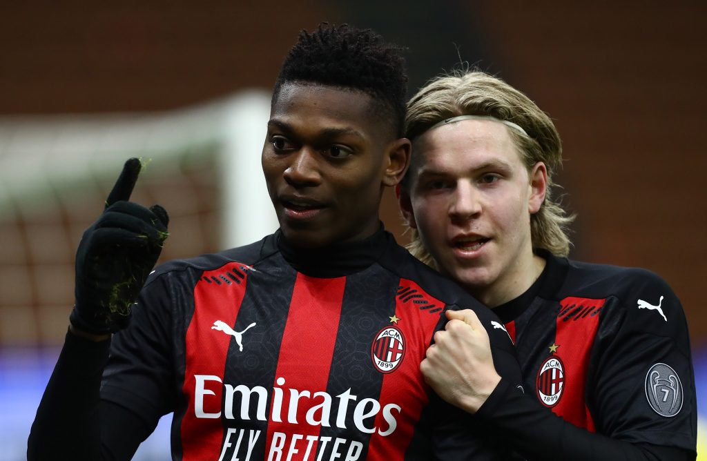 Leao e Hauge con la maglia del Milan