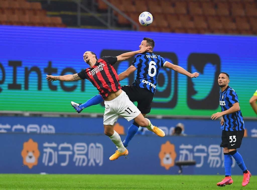Contrasto aereo tra Ibrahimovic e De Vrij nel derby