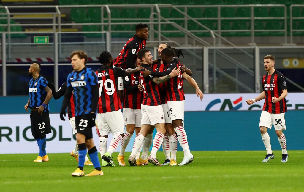I calciatori del Milan festeggiano Ibrahimovic dopo un goal all'Inter