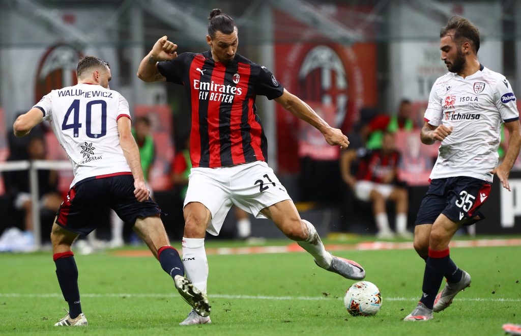 Zlatan Ibrahimovic affronta Sebastian Walukiewicz durante l'ultimo Milan-Cagliari