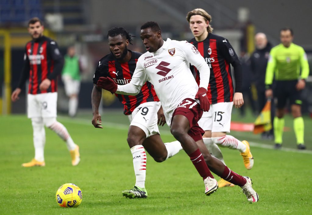 Kessie del Milan insegue Singo del Torino