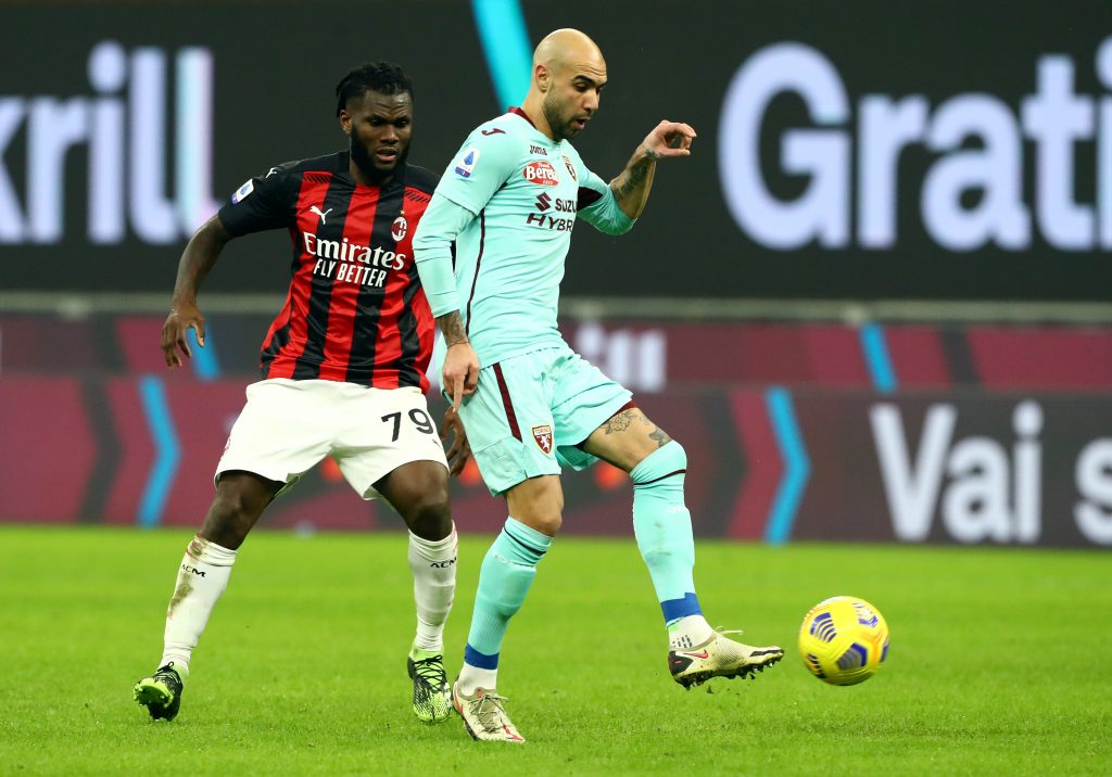 Zaza del Torino protegge il pallone dall'attacco di Kessie del Milan