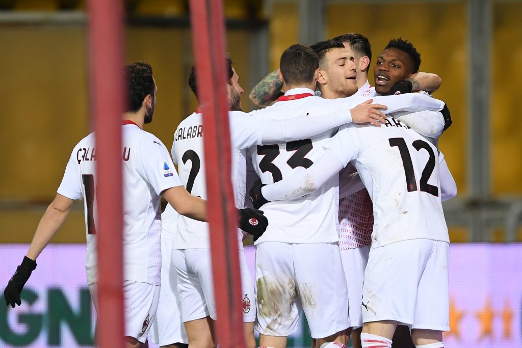 I calciatori del Milan abbracciano Rafael Leao dopo il secondo goal al Benevento