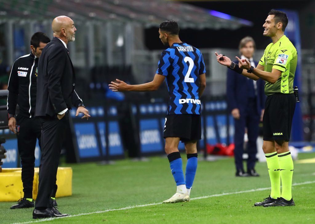 L'arbitro Mariani, qui a colloquio con Pioli, ha diretto l'ultimo Inter-Milan di campionato