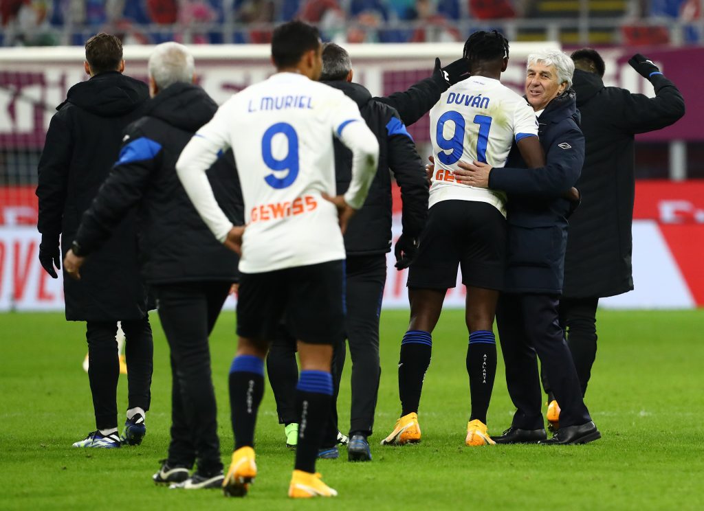 L'Atalanta festeggia dopo la vittoria a San Siro contro il Milan