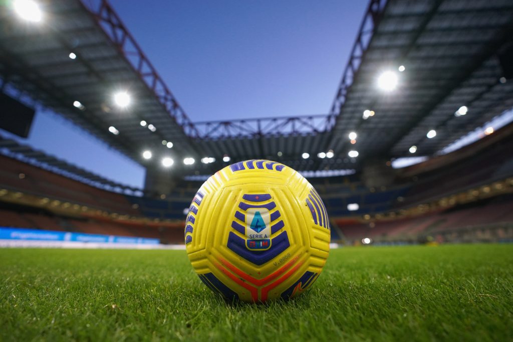 Il pallone ufficiale della Serie A sul prato di San Siro