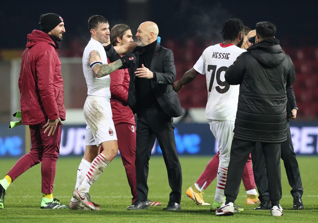 L'abbraccio tra Pioli e capitan Romagnoli dopo la vittoria del Milan a Benevento