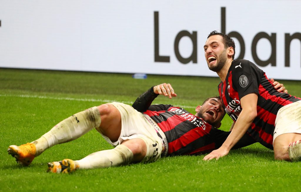 Theo Hernandez e Hakan Calhanoglu esultano dopo il 3 a 2 alla Lazio