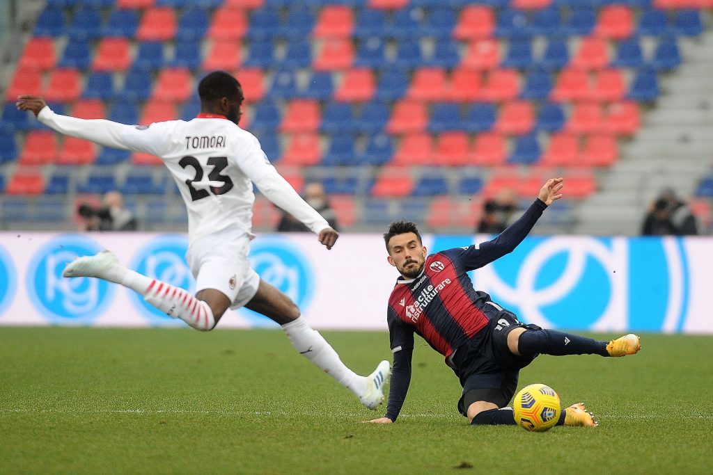 Fikayo Tomori a contrasto con Nicola Sansone durante Bologna-Milan