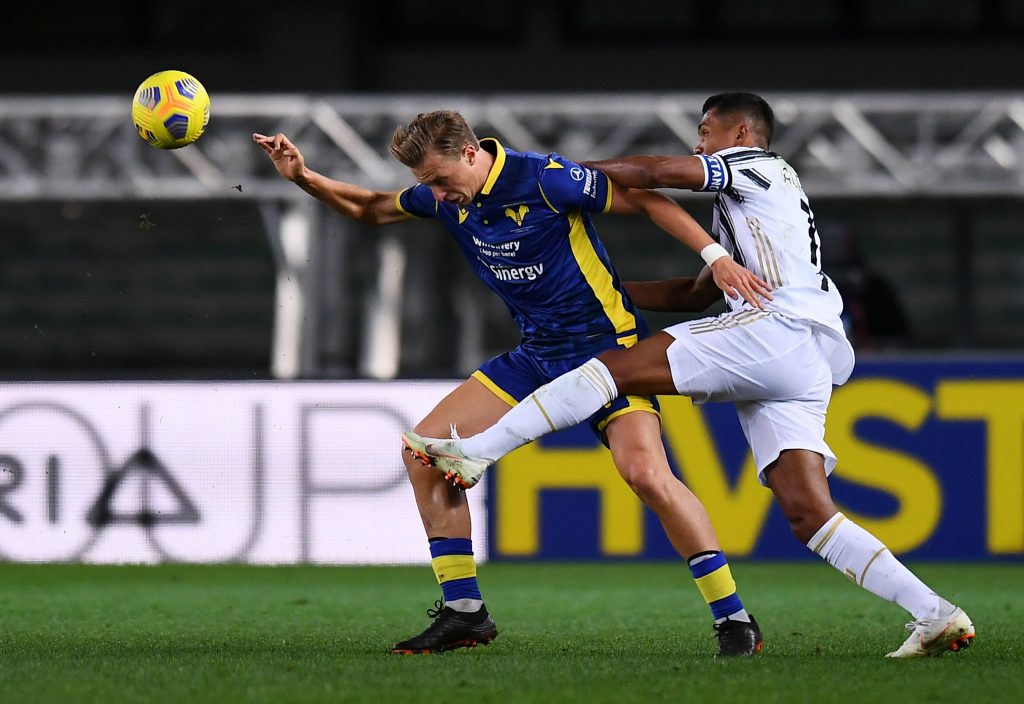 Contrasto di forza tra Barak dell'Hellas Verona e Alex Sandro della Juventus