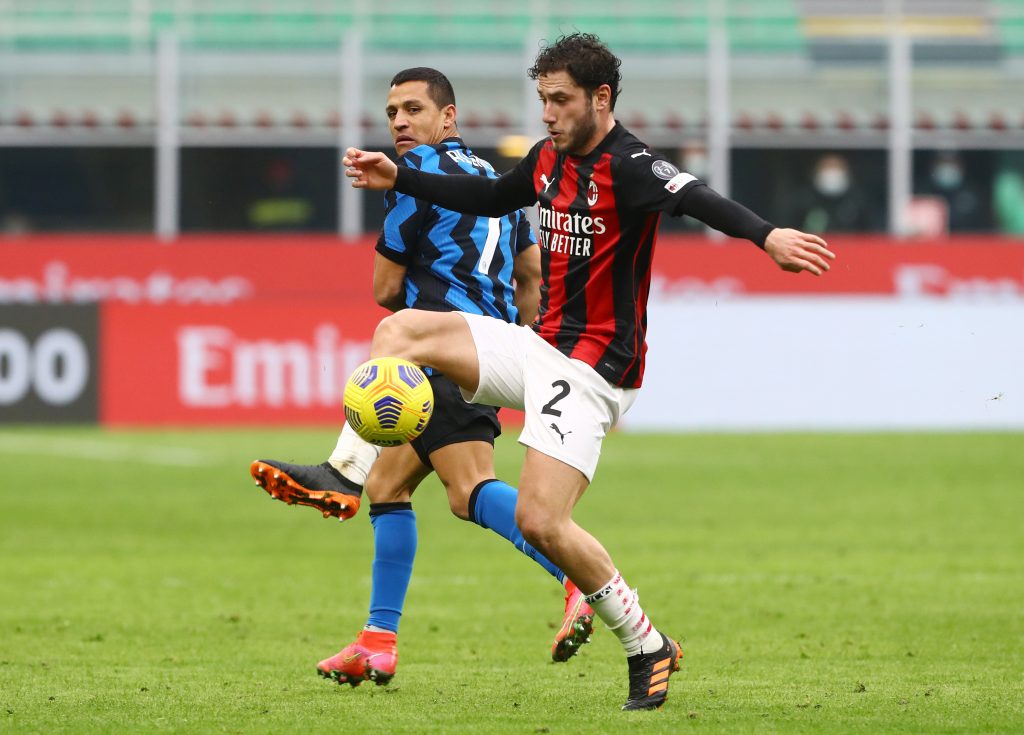 Alexis Sanchez dell'Inter contrasta Calabria del Milan