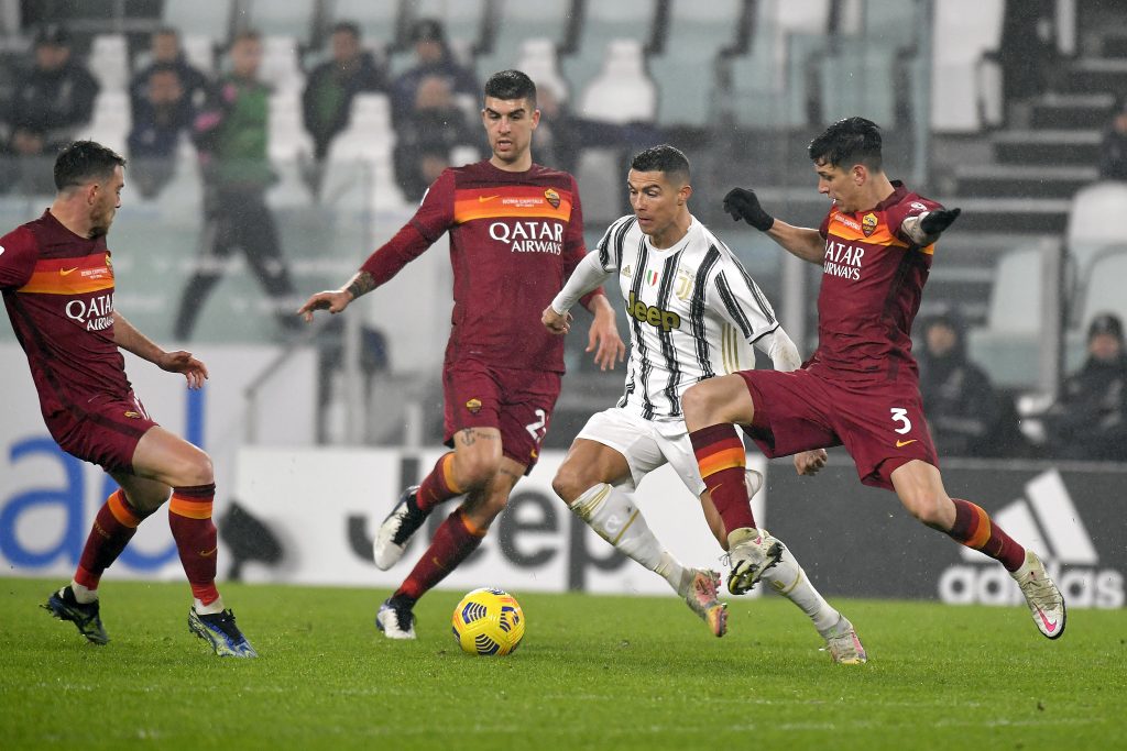 Cristiano Ronaldo pressato da tre giocatori della Roma