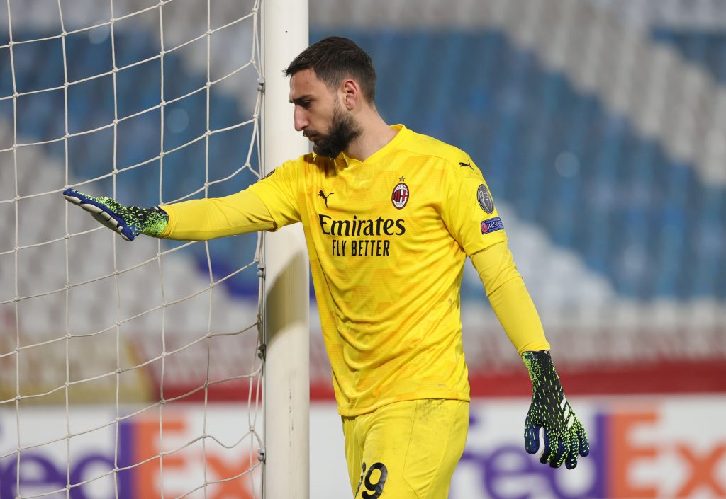 Donnarumma in campo la maglia del Milan