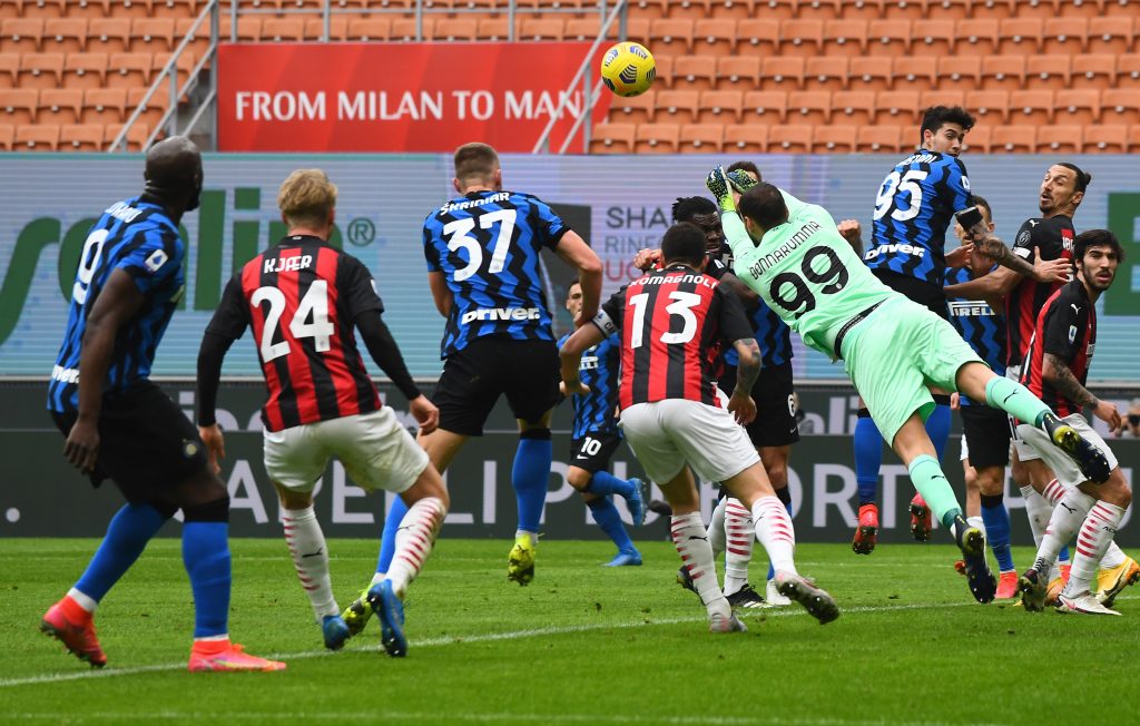 Donnarumma esce coi pugni su un calcio d'angolo in favore dell'Inter