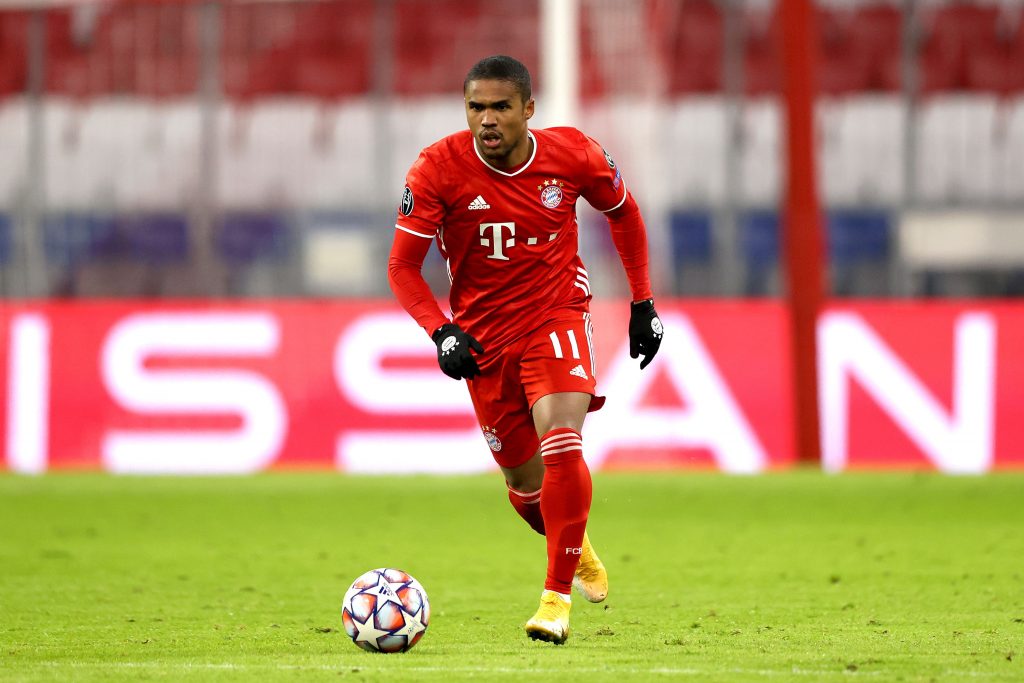 Douglas Costa in azione con la maglia del Bayern Monaco.