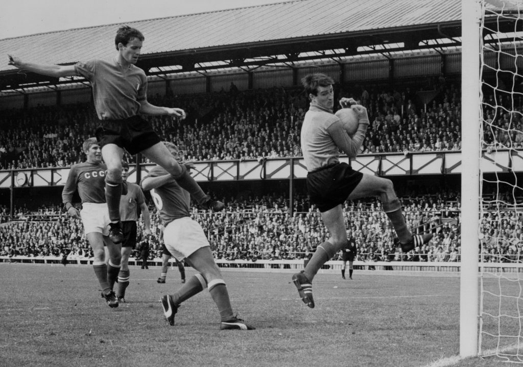 Enrico Albertosi in azione durante la Coppa del Mondo del 1966