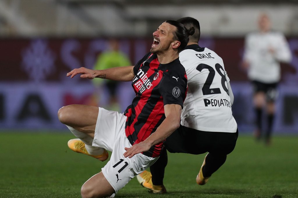 Ibrahimovic del Milan a contrasto con Erlic dello Spezia