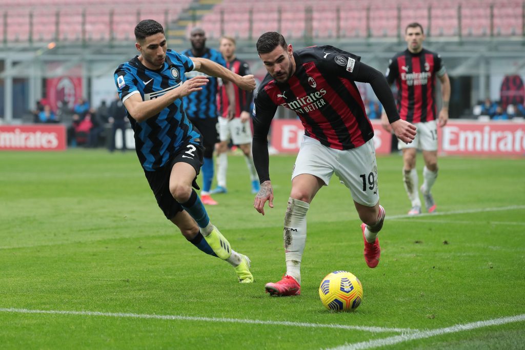 Theo Hernandez del Milan cerca di sfuggire al pressing di Hakimi dell'Inter