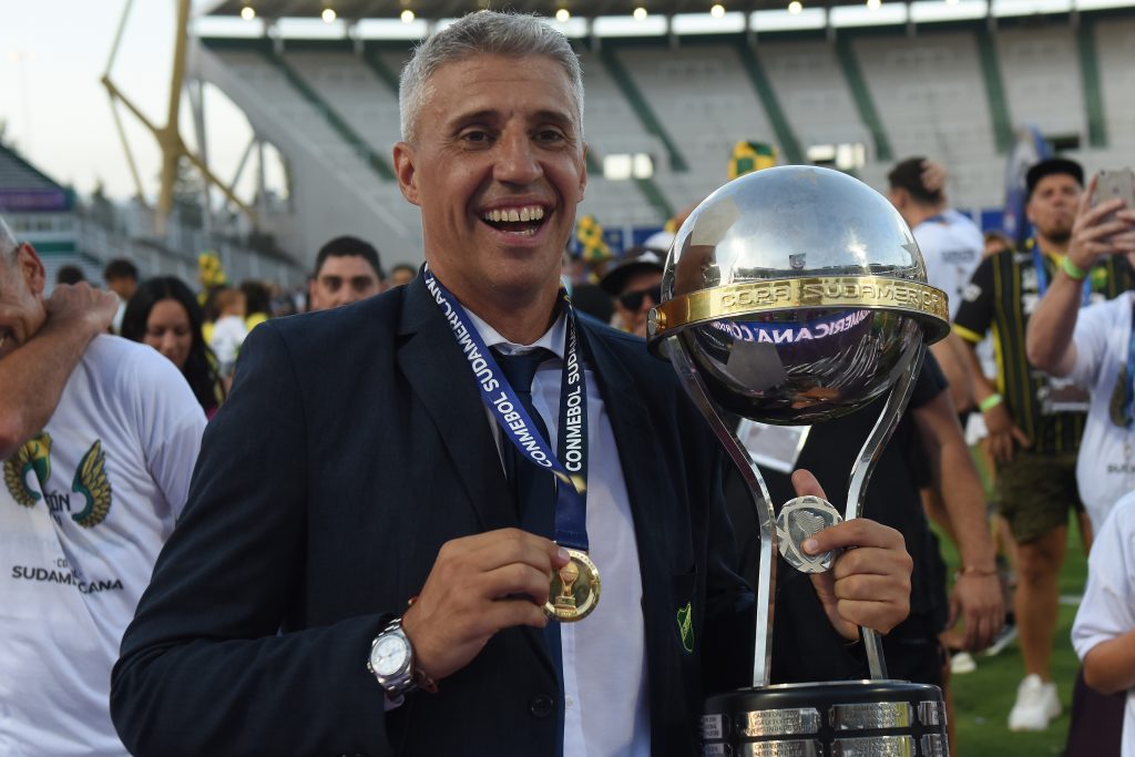 Hernan Crespo con la Copa Sudamericana vinta alla guida del Defensa y Justicia