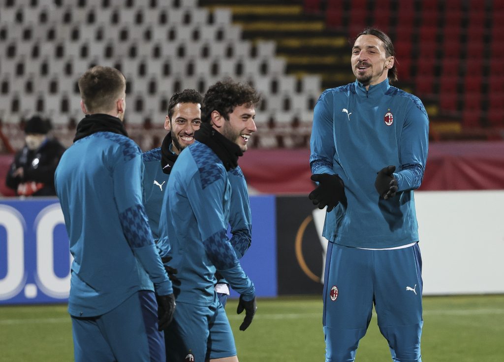 Davide Calabria e Zlatan Ibrahimovic nel riscaldamento del match contro la Stella Rossa