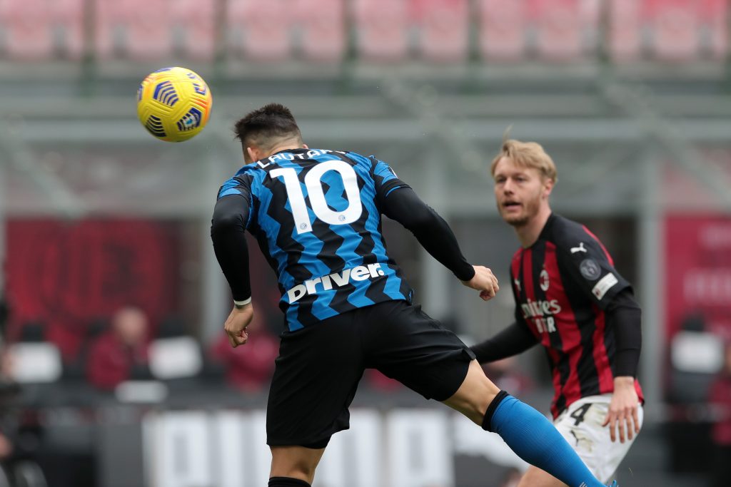 Lautaro Martinez in gol contro il Milan nel derby