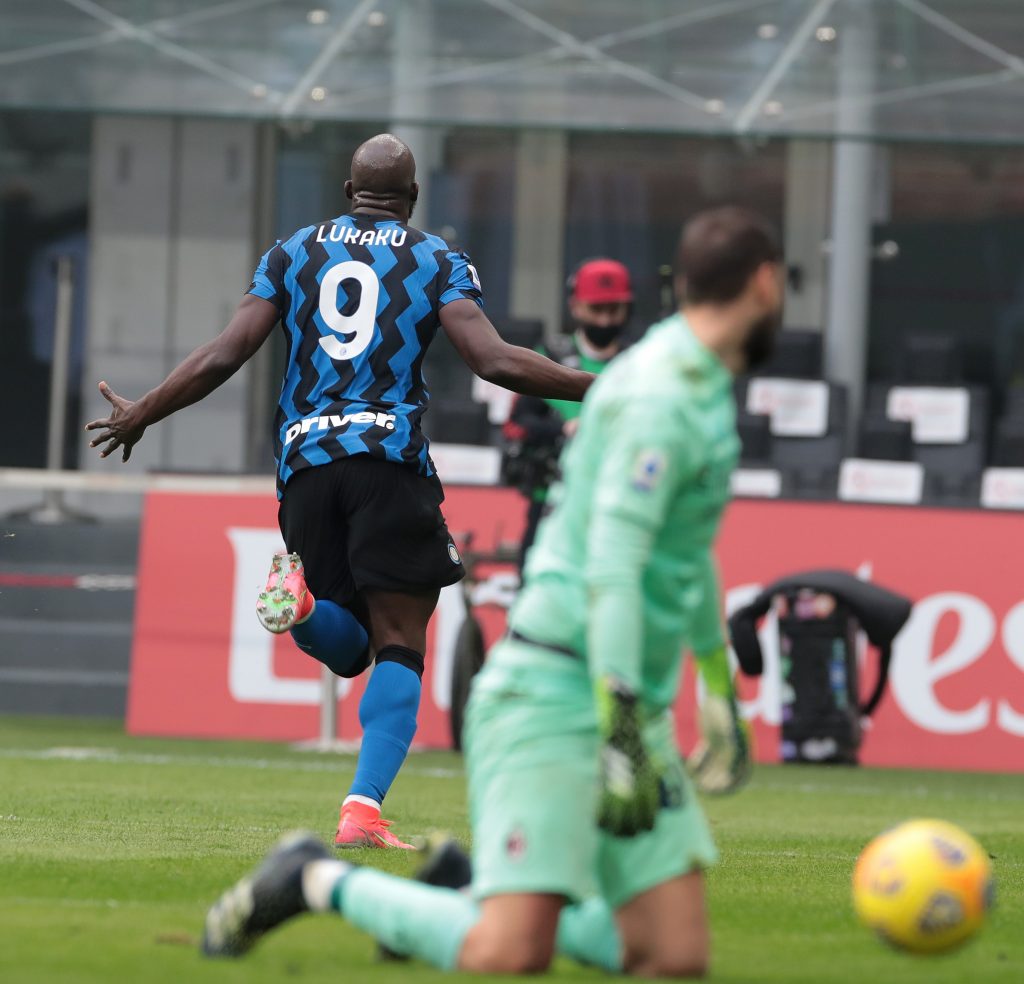 Romelu Lukaku, attaccante dell'Inter, realizza il gol del 3-0 nel derby contro il Milan