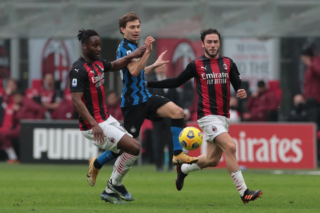 Kessie e Calabria del Milan contrastano Barella dell'InterKessie e Calabria del Milan contrastano Barella dell'Inter