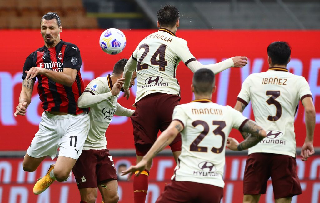 Ibrahimovic in azione contro la difesa della Roma, nell'ultimo scontro tra rossoneri e giallorossi.