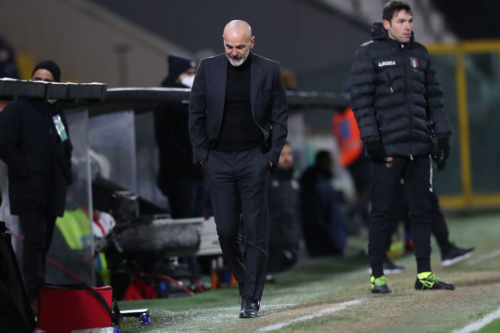 Stefano Pioli sconsolato dopo la sconfitta contro lo Spezia