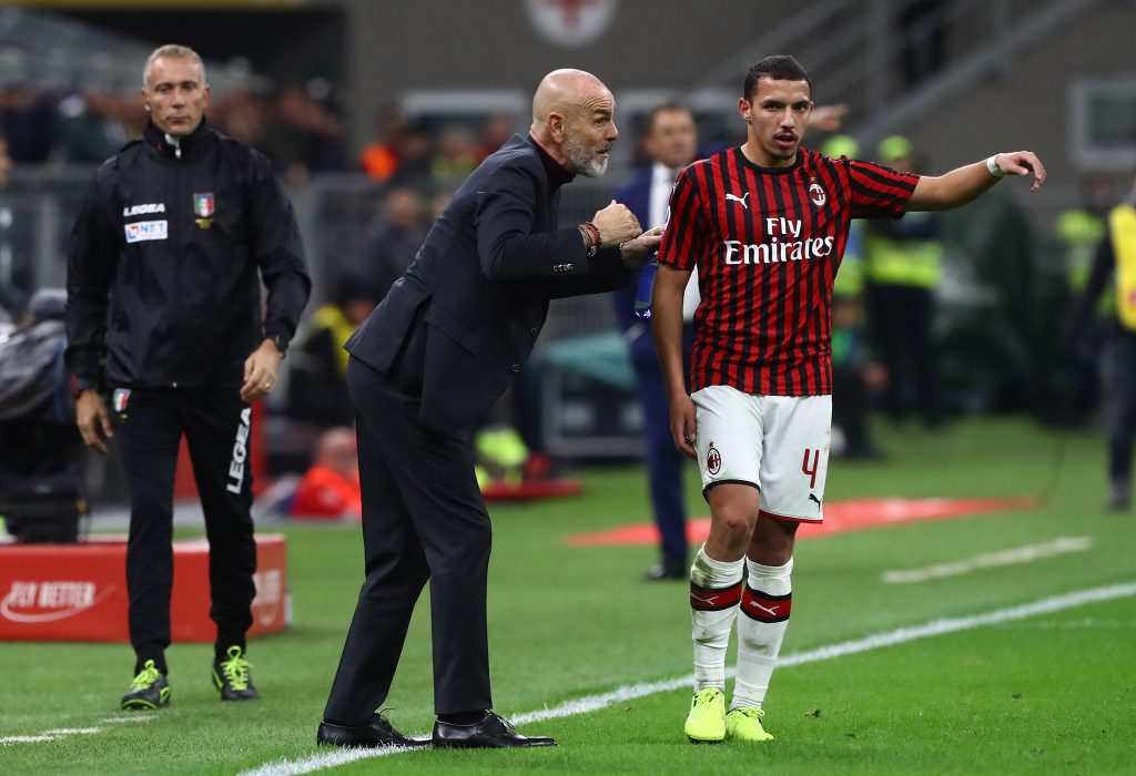 Stefano Pioli con Ismael Bennacer in un match della stagione 2019-2020