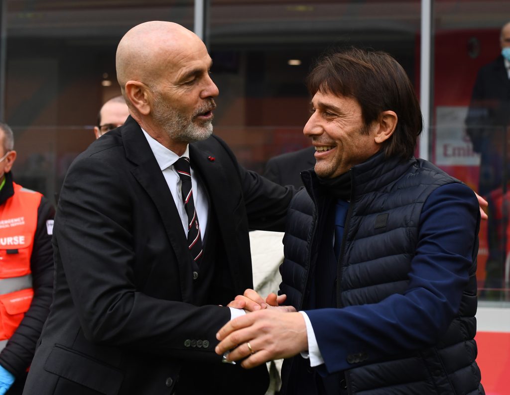 L'allenatore del Milan Stefano Pioli stringe la mano al tecnico nerazzurro Antonio Conte