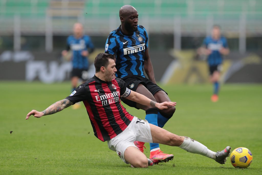 Romagnoli del Milan in chiusura su Lukaku dell'Inter