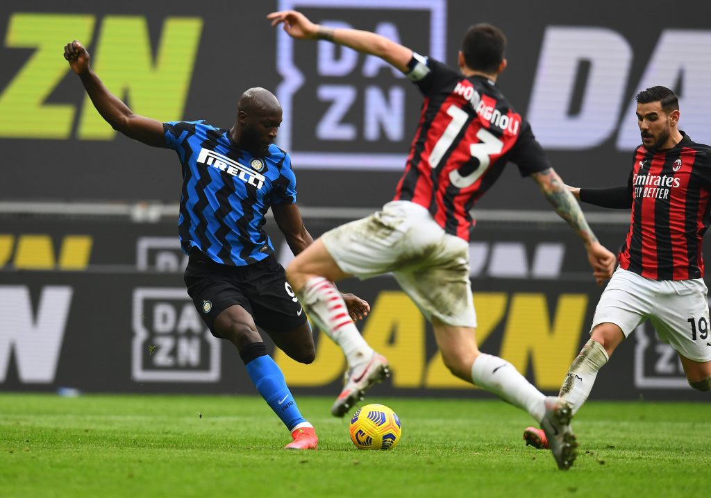 Romagnoli prova a contrastare Lukaku