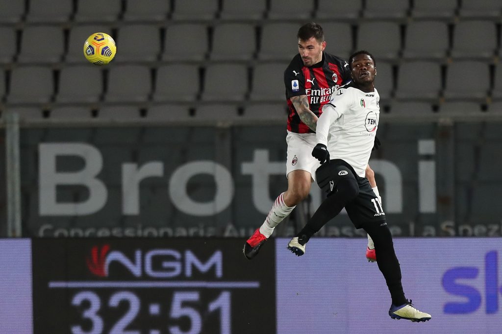 Spezia-Milan, contrasto aereo fra Alessio Romagnoli ed Emmanuel Gyasi