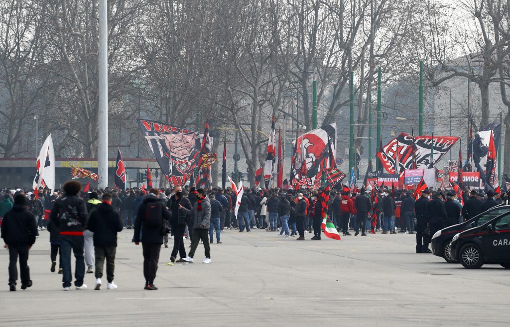 I tifosi del Milan incitano la squadra